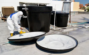 Plomero labando un taque en bogota