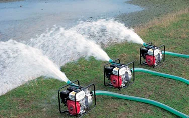 Motobombas desinundando una zona