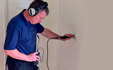 Plomero detectando fugas con un geófono digital