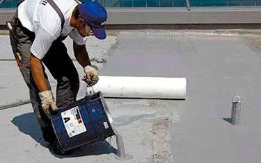 Plomero impermeabilizando una cubierta