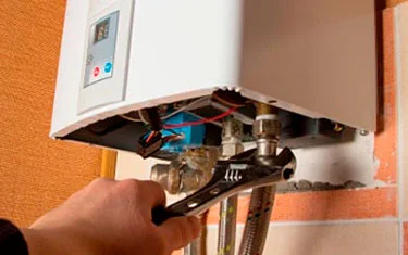 Plomero areglando un calentador