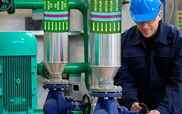 Plomero arreglando una MotoBomba