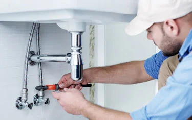 Plomero repárando ua cañería